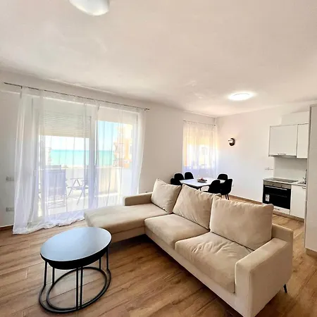 Expansive By Tok Apartment